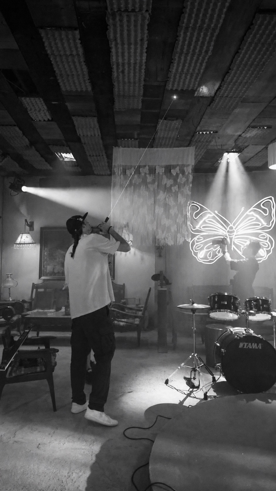 Alexander Bonelli filming a live performance lighting setup.